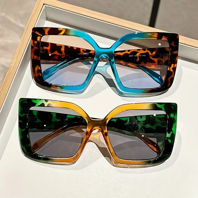 Neue, übergroße, quadratische Sonnenbrille mit großem Rahmen und Verlaufsgläsern. Vielseitige Brille mit Farbkontrast und Rahmen mit Leopardenmuster
