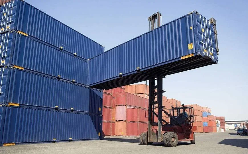 Hamilton контейнеровоз. Грузовые контейнерные перевозки. Контейнеры логистика. Контейнерный терминал нутэп новороссийск. Морские контейнеры в порту.