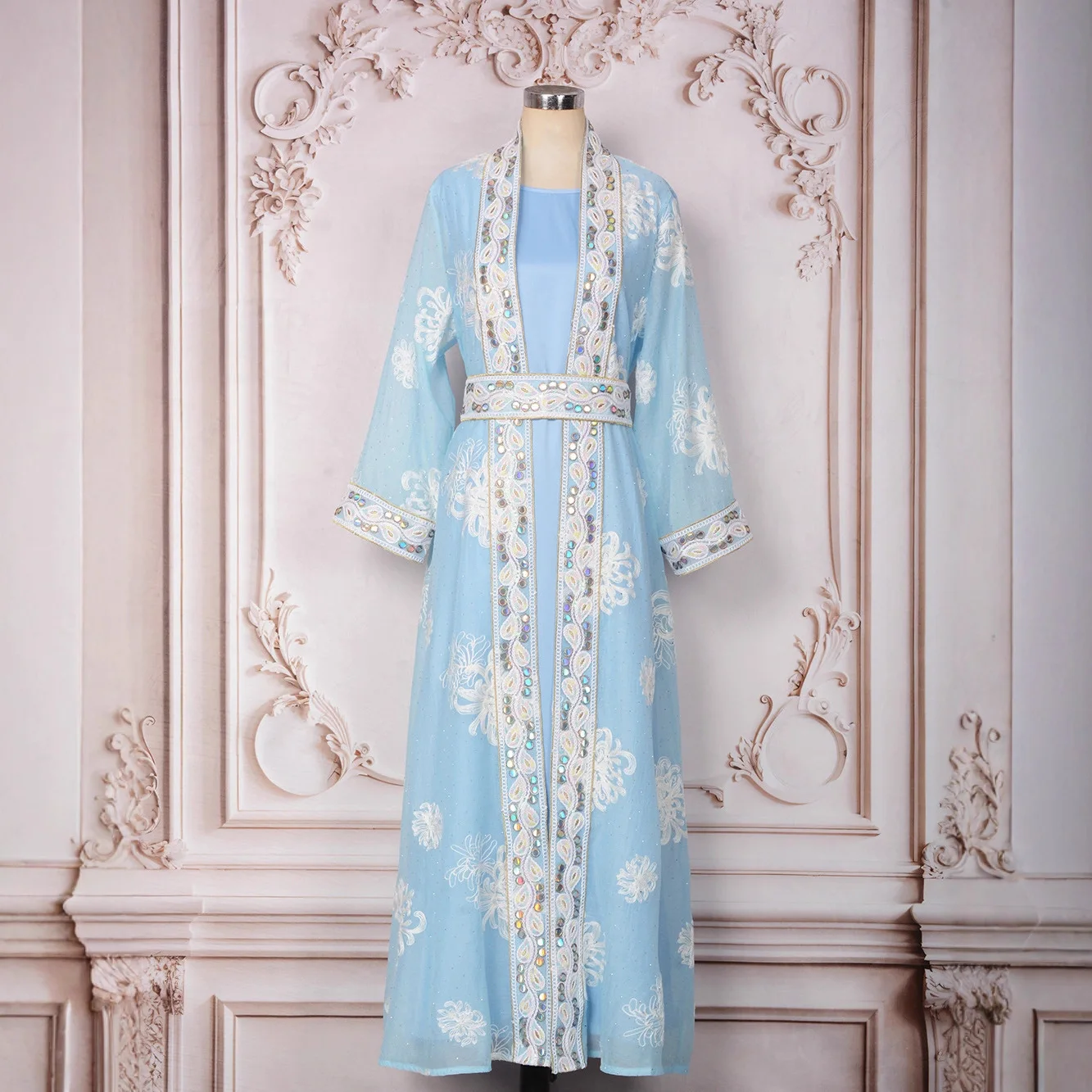 جلابية طويلة بتفاصيل مطرزة وحزام أنيق