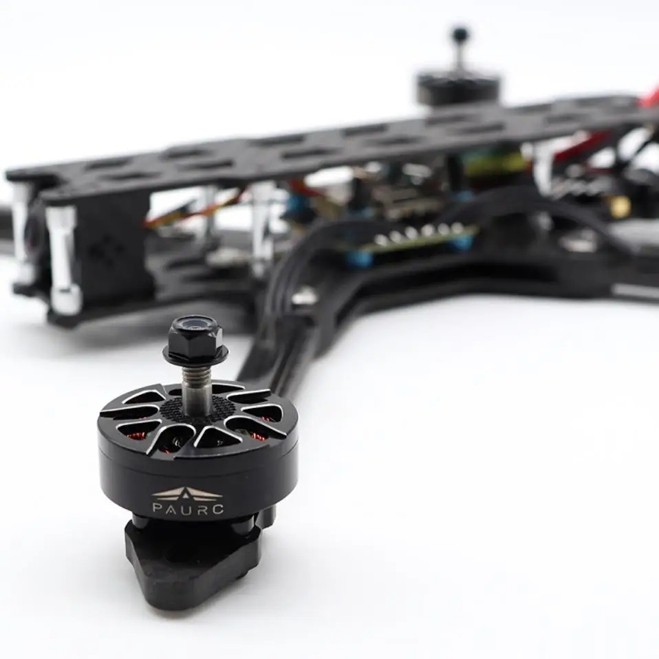 Moteur 2807 et ESC 60A en gros plan sur le drone FPV 7 pouces, prêt à voler en extérieur.