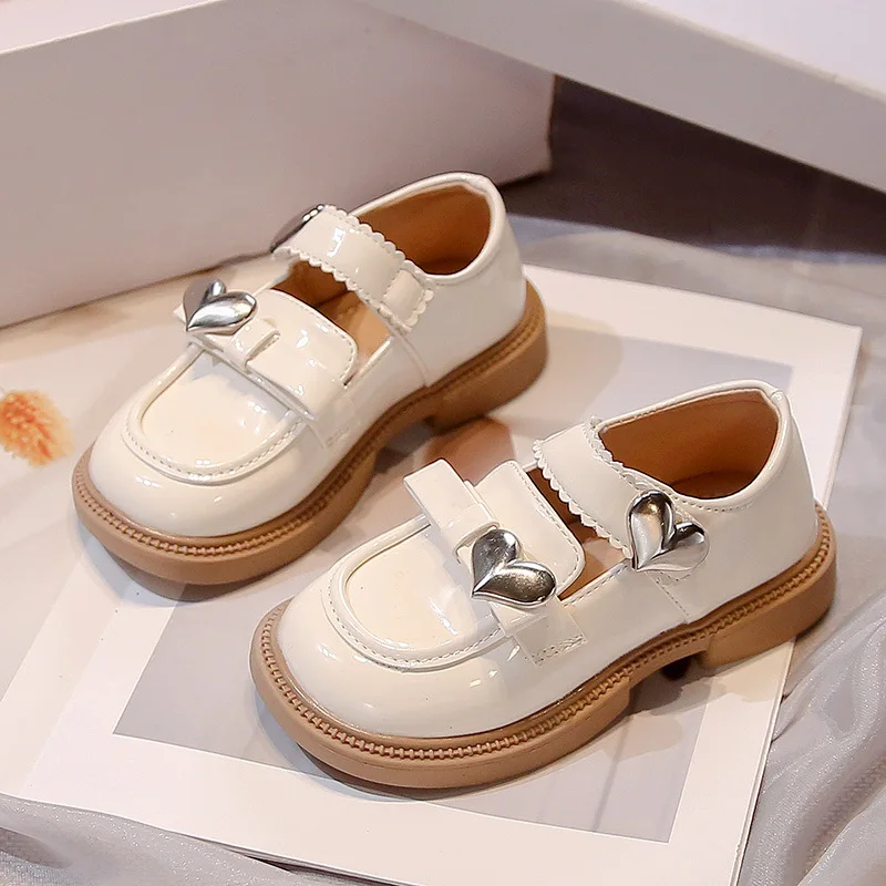 Girls Leather Shoes Soft Sole Children Princess Shoes with Metal Love Heart 2024 New Fashion Children Flat Shoes Non Slip Sweet 4