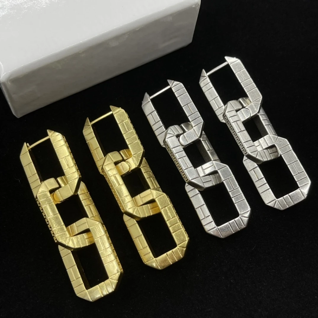 

Minimalist and fashionable women's new design with ear studs