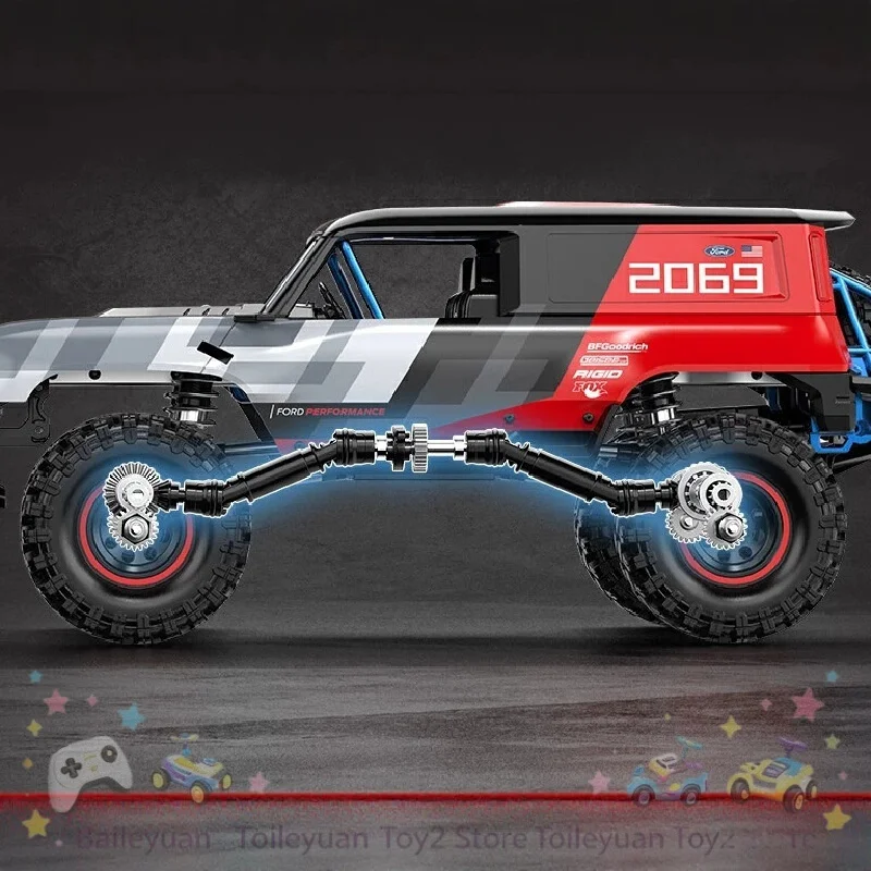 Détail du châssis et de la transmission de la voiture télécommandée MJX H18P Bronco Baja 1000 Rock Crawler 1/18 sans balais, mettant en évidence le moteur brushless.