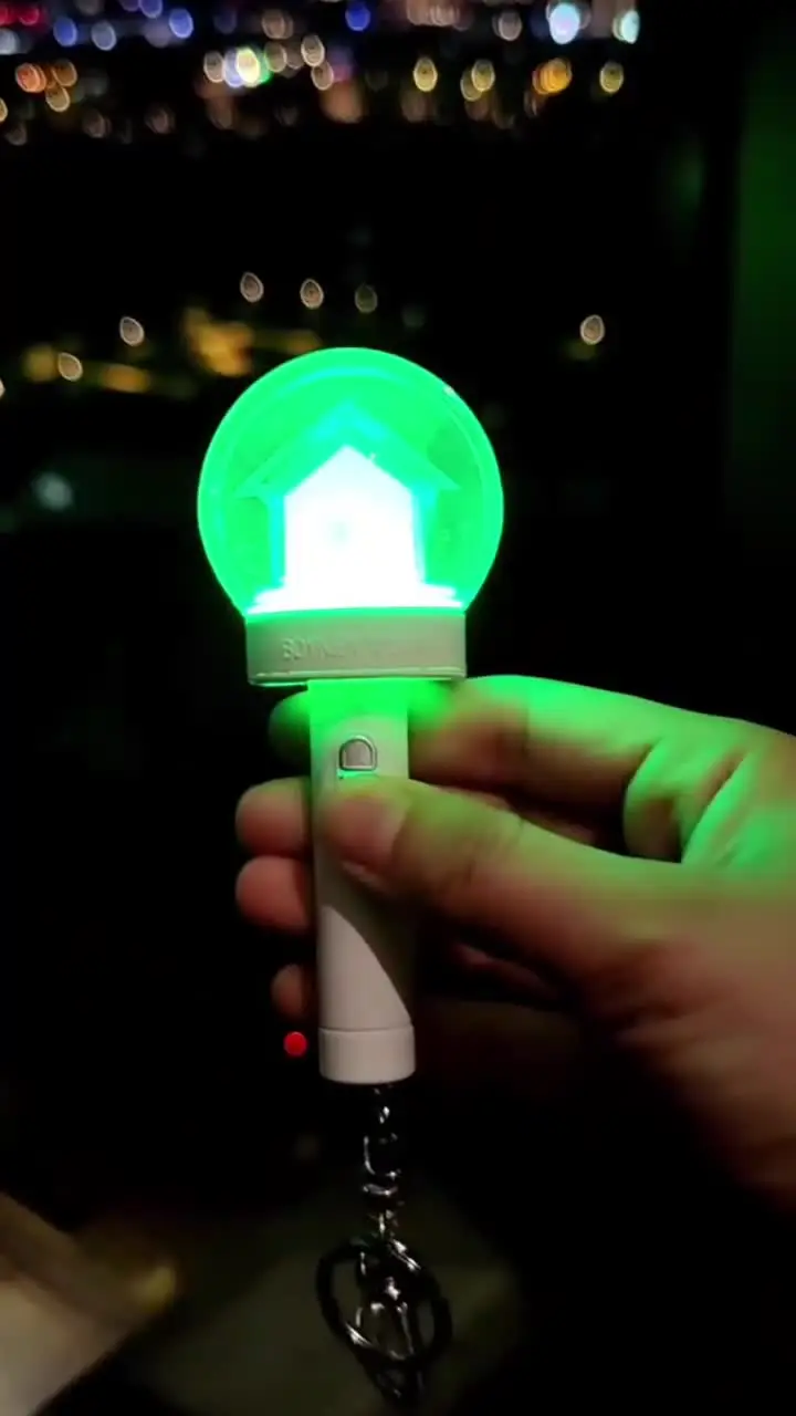 KpopアイドルBOYNENingミニライトスティックキーホルダー、光る