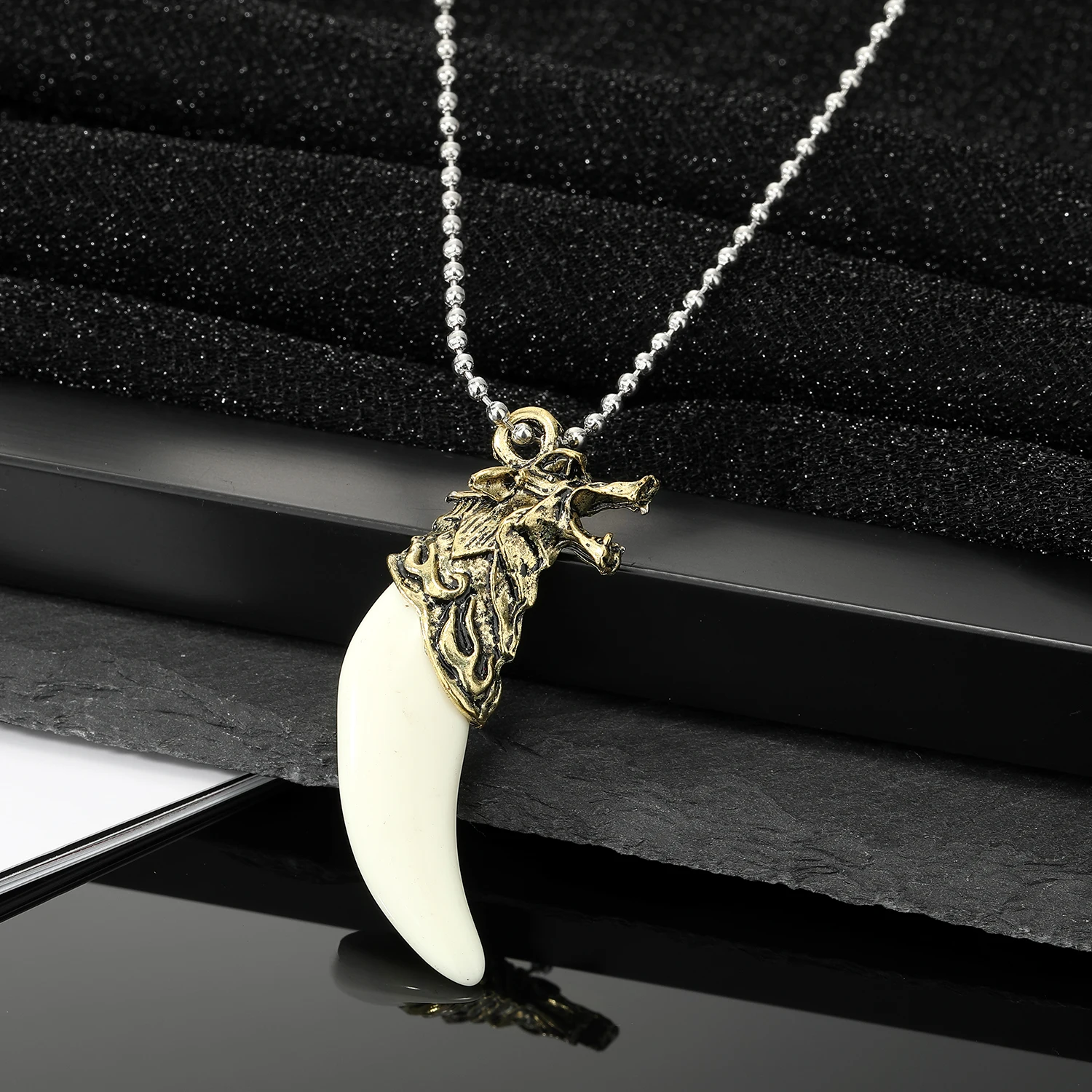 1PC New Domineering Simulation Wolf Tooth Necklace Retro Punk Tiger Head Pendant Necklace Men's Sweater Chain Jewelry