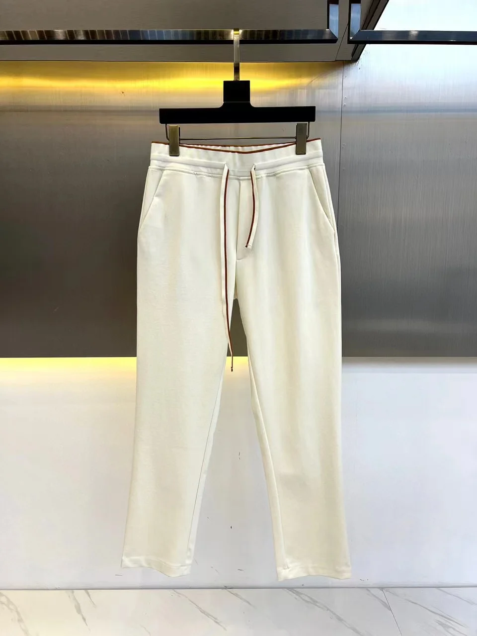 thumbnail image 1 of Pantalones casuales de pierna recta con cintura tejida en jacquard de color sólido nuevos para hombres, 1 of 5