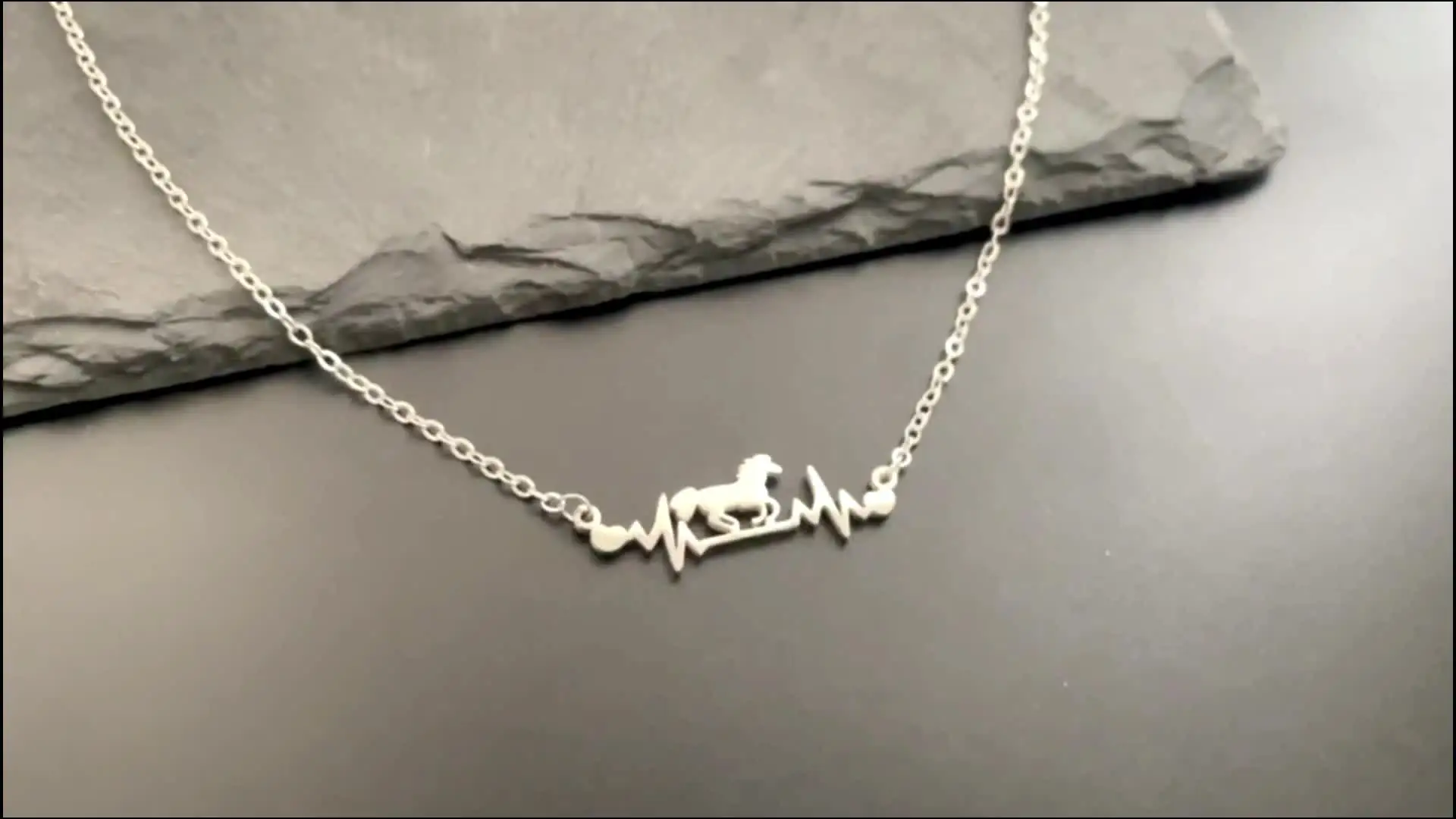 Ожерелье Heartbeat Horse из нержавеющей стали Suteyi для женщин