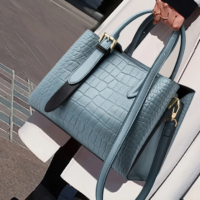 2024 New Bag Texture Large Capacity Women's Bag Fashionable and Minimalist Commuting Handbag Atmospheric Shoulder Bag