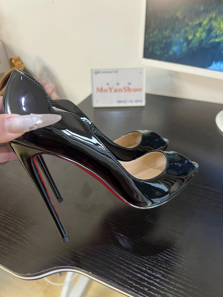 New Fish Mouth pumps modeling shot