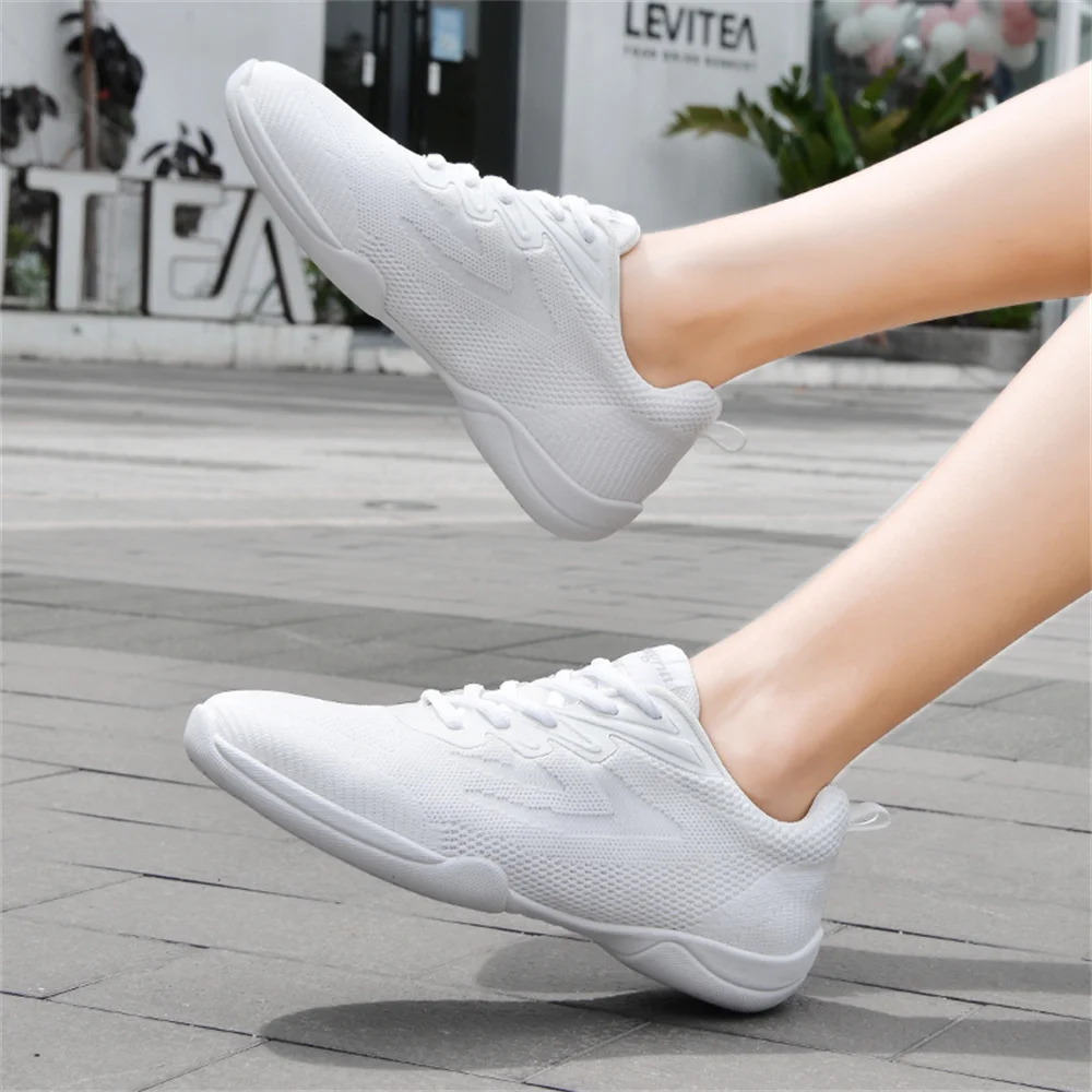 Рисунок 6 - Женские белые кроссовки для тренировок