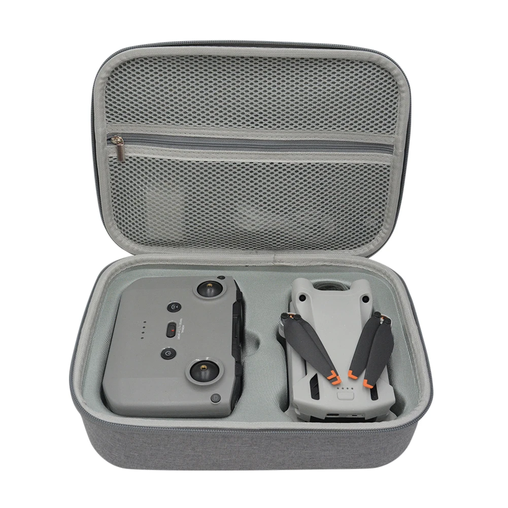 Accessoires inclus dans le lot pour DJI Mini 3 Pro, disposés à côté du sac de transport