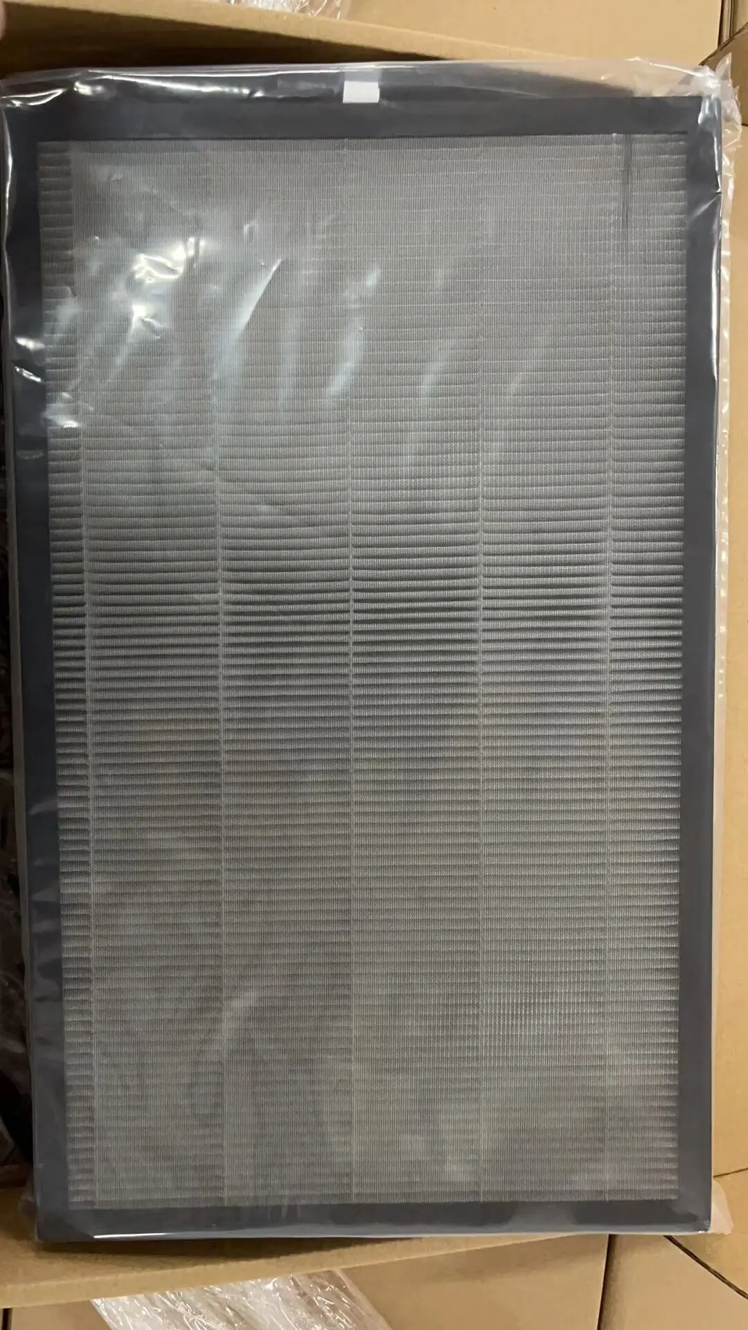 Filtre HEPA installé dans un purificateur d'air Panasonic F-VXG70C, prêt à être utilisé.