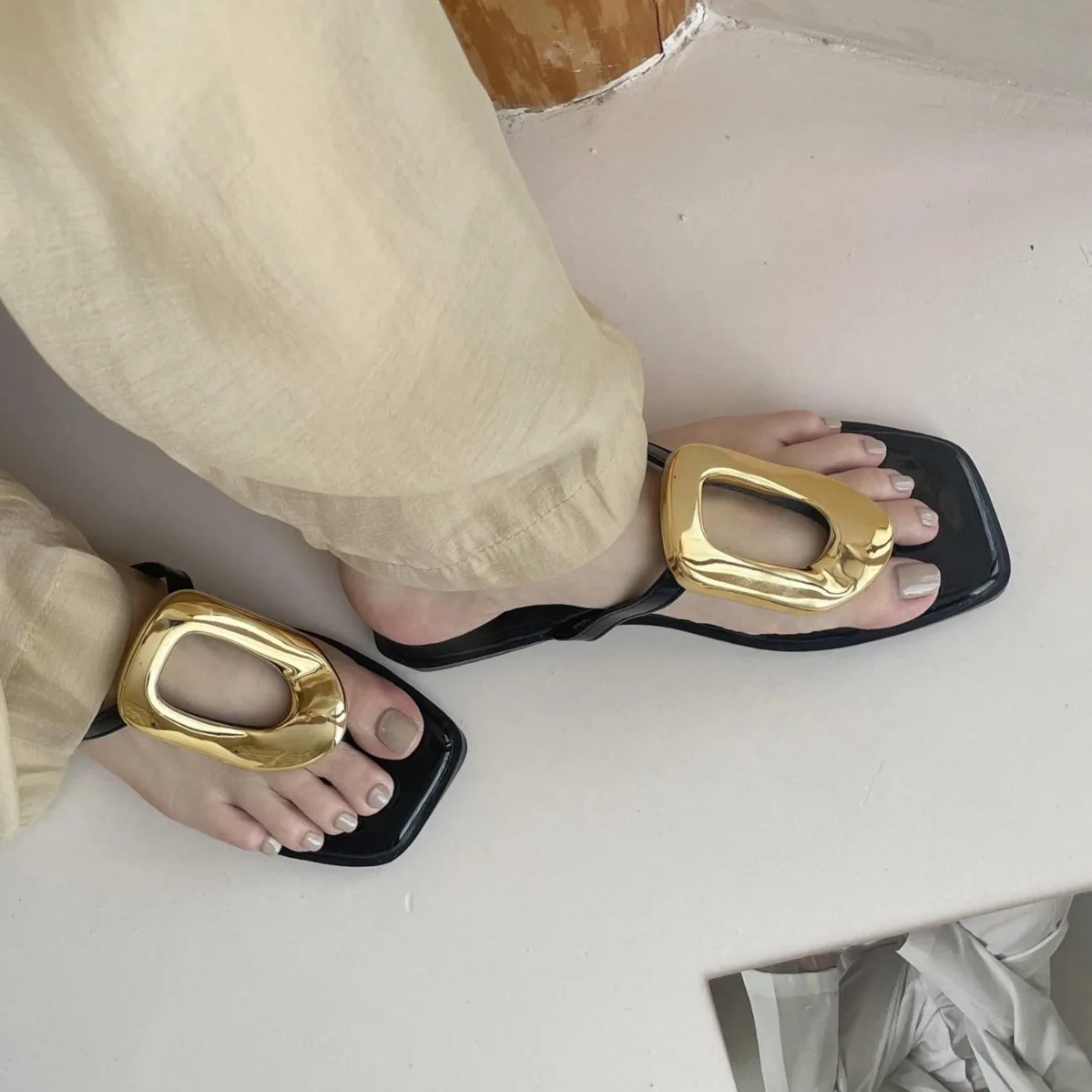 2024 Summer New Square Head Metal Buckle Herringbone Trailer Open Toe Casual Flat Bottom Versatile, Small and Fashionable