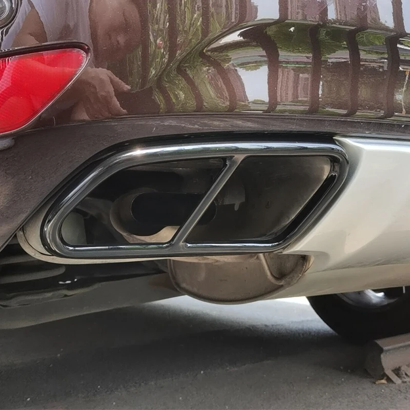 Collettori di scarico e parti La gola della coda leggera nella parte posteriore dell'auto è
