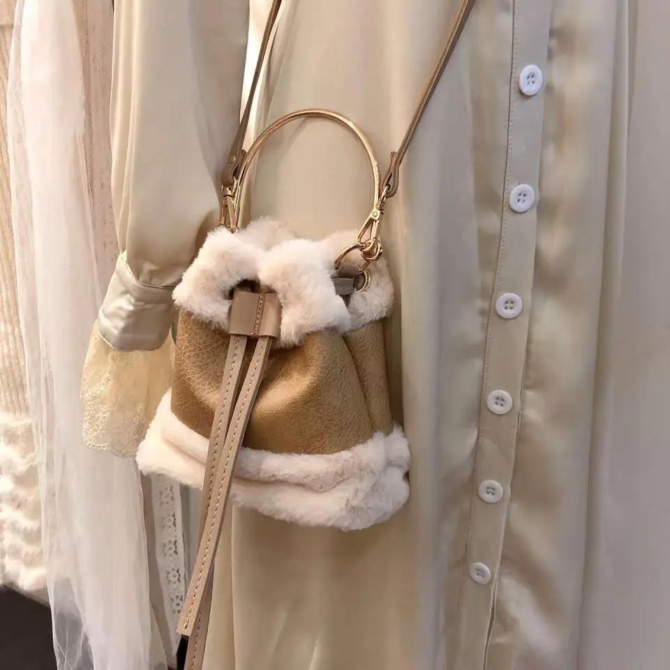 

Autumn Winter New Plush Bucket Bag Fashion Luxury Small Totes Clutch Furry Purse Soft Plush Crossbody Bags Portable