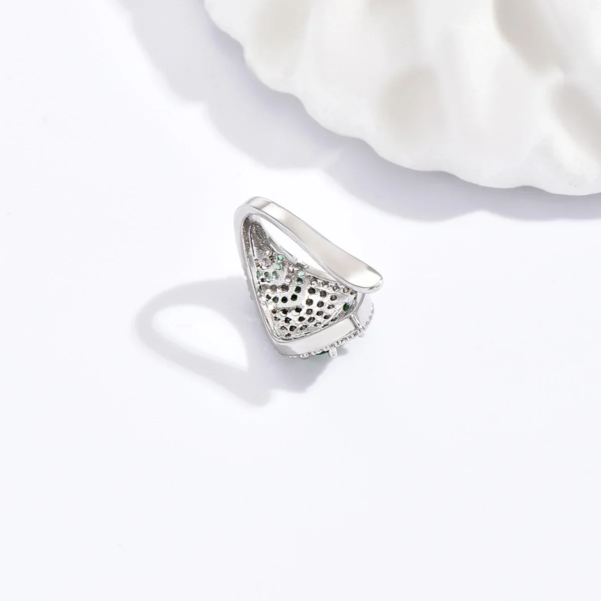 YCP New Original Design Fashion Trend Shining Micro-inlaid Zircon Green Eye Exotic Spirit Snake Ear Bone Clip Earrings 3