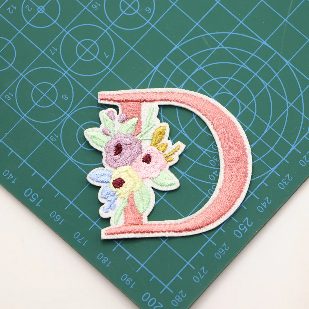 1PC Rosa Blume Brief Stickerei Patches Eisen Auf Buchstaben Patch A-Z Nähen Auf Gestickte Patches Für Kleidung Name logo Diy – Detail 9
