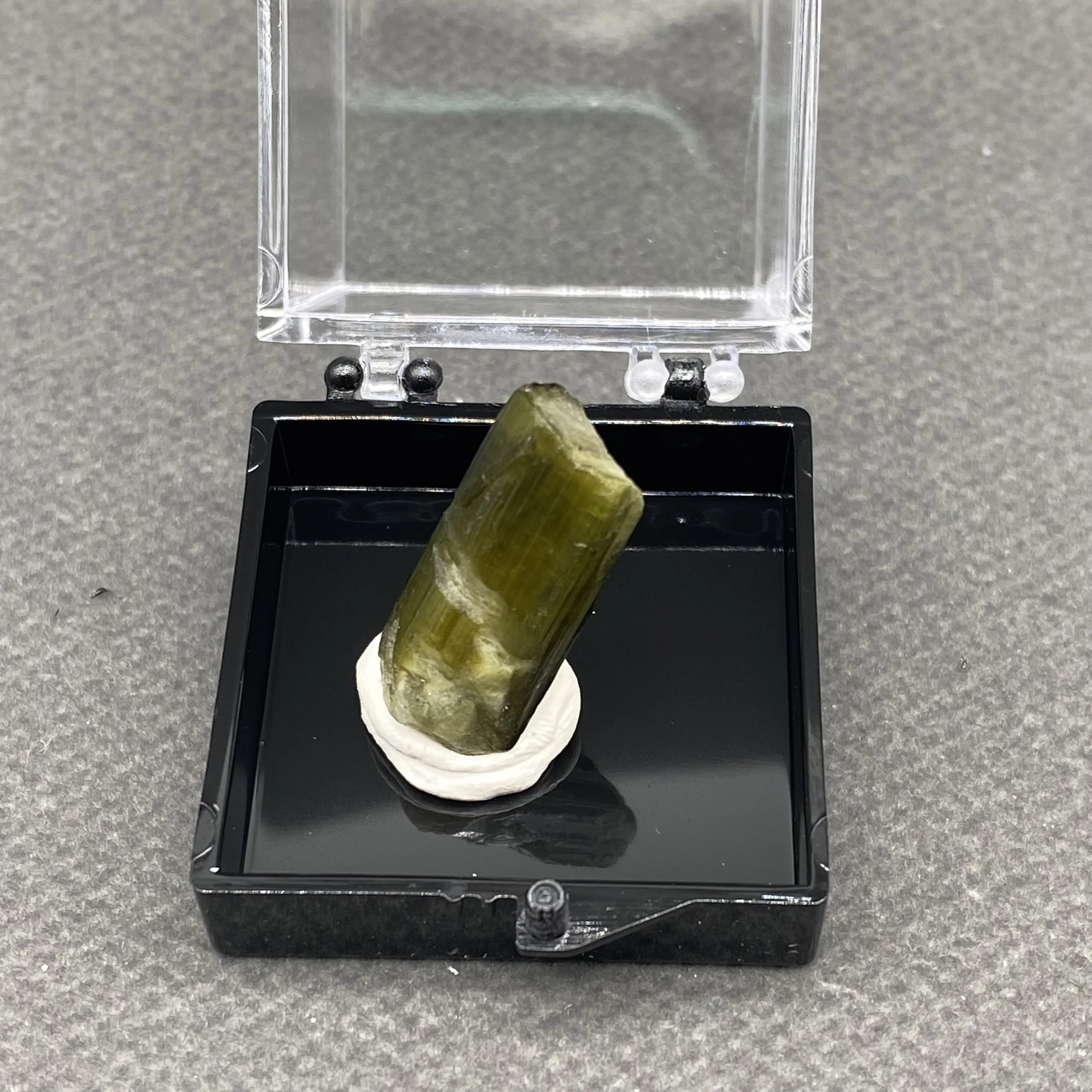 100%  Natural Green tourmaline Mineral Specimens Stones and Crystals Healing Crystal   +Box size:35*35*35 mm