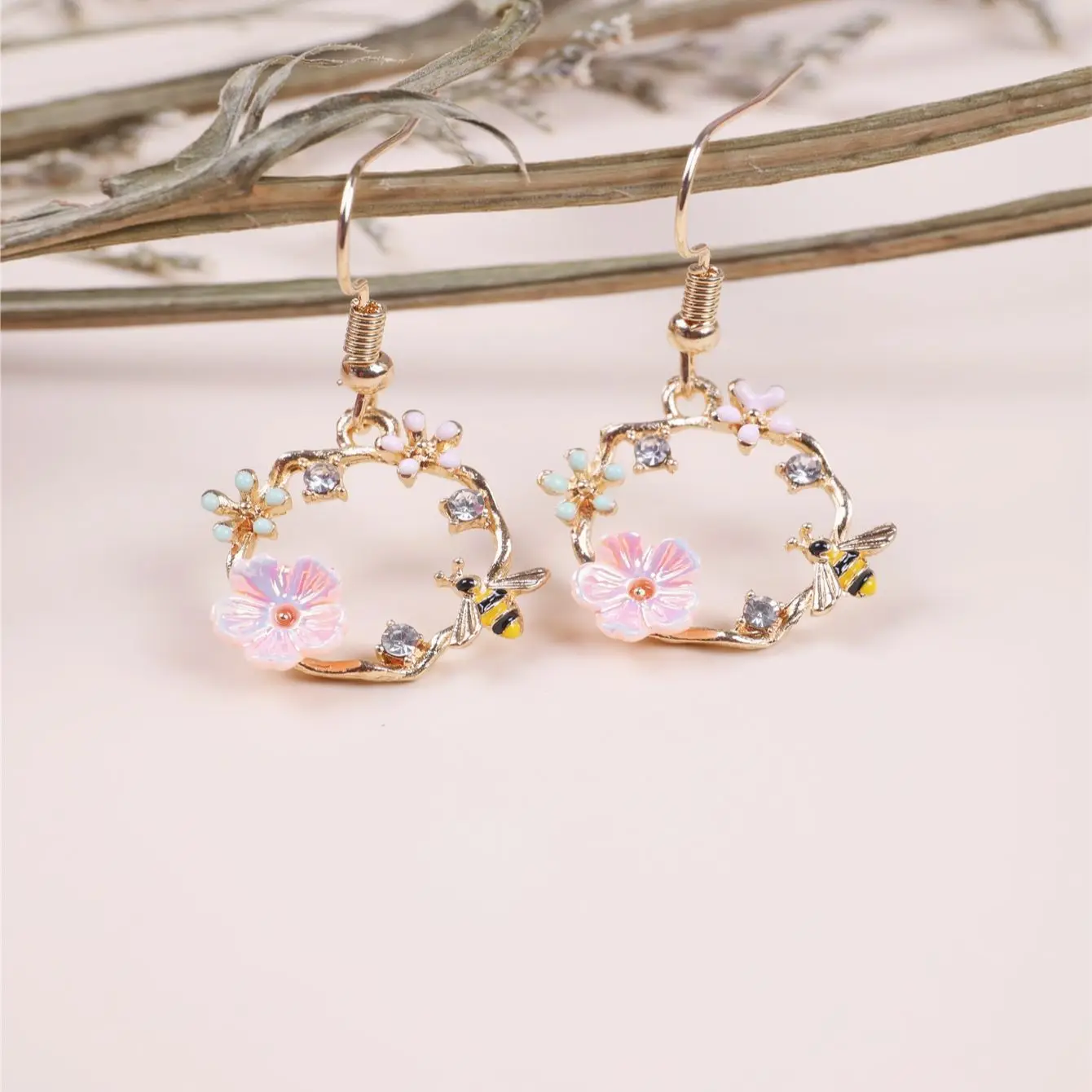2 simple temperament generous high-class bee flower pendant earrings Ms. Fashion single product holiday travel ball earrings