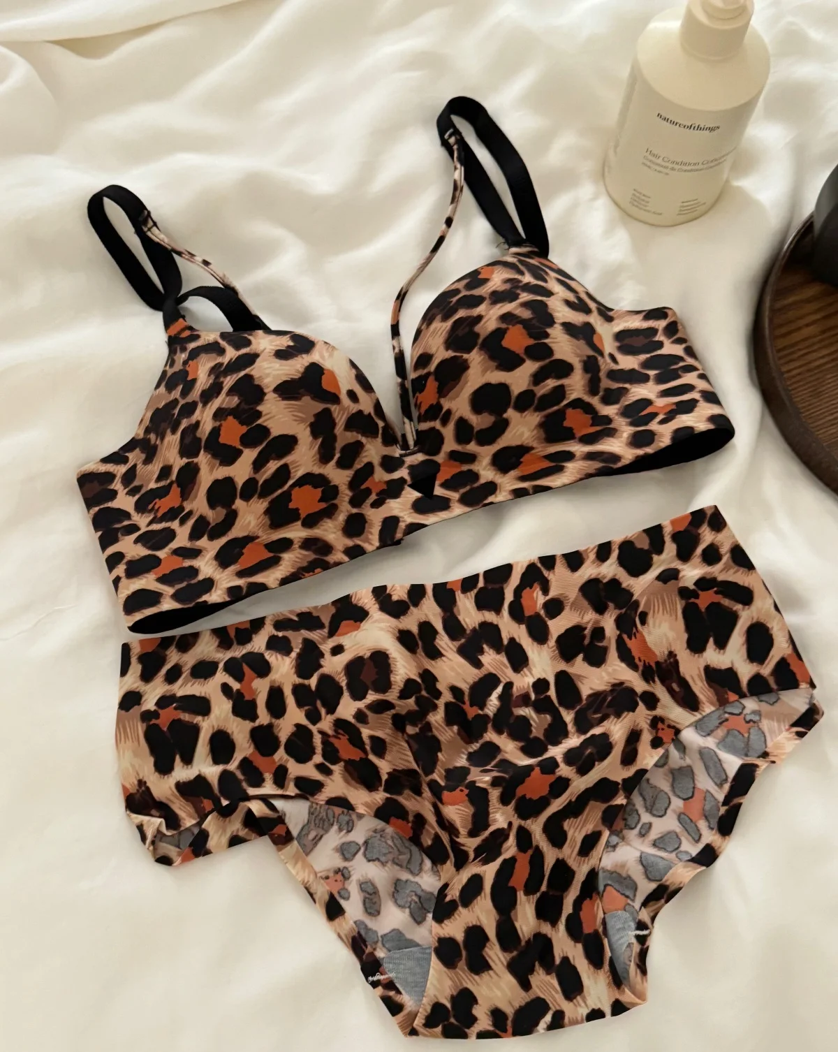 طباعة الفهد على الملابس الداخلية الرقيقة تحت الملا...