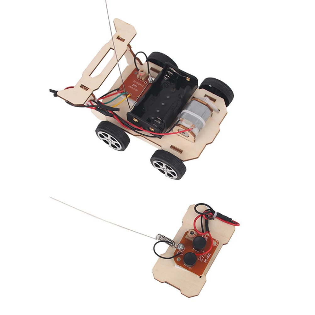 Pneus de voiture RC 1/10 en caoutchouc blanc, montrant le flanc et le motif moucheté.