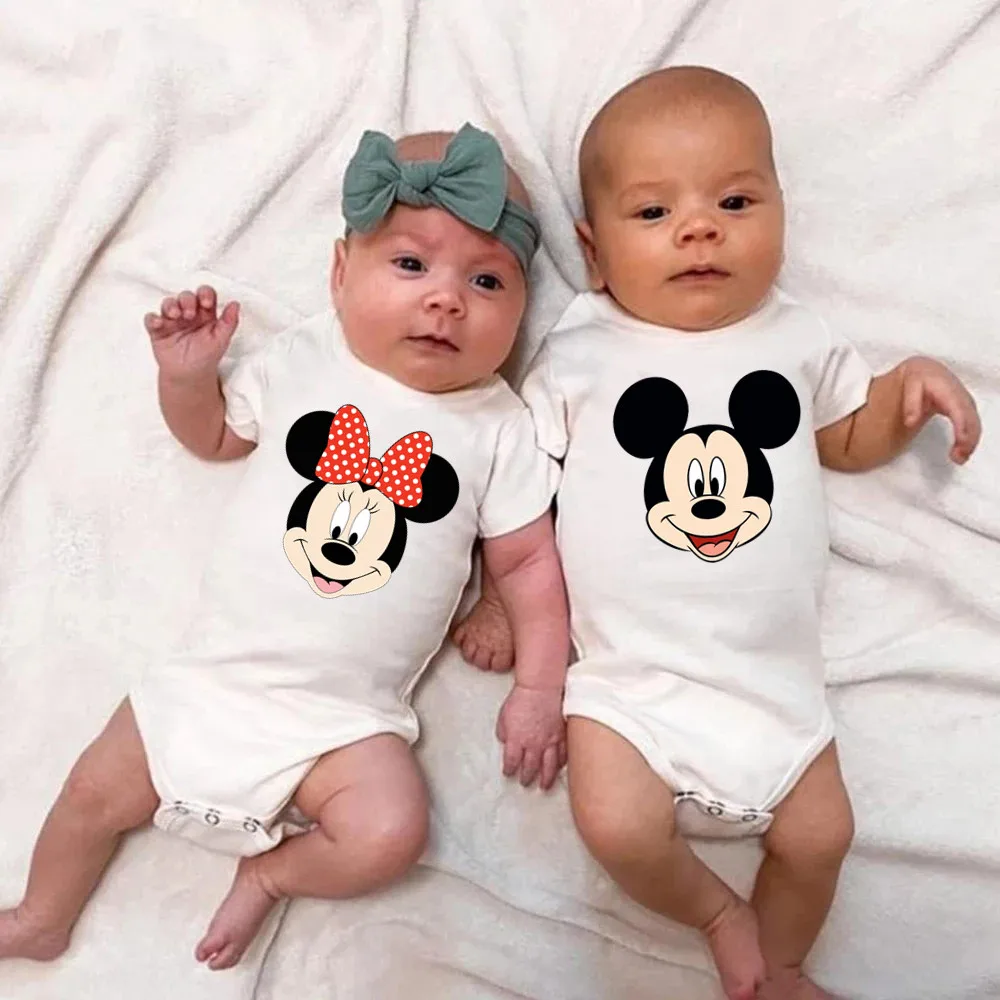 Due Bambini Innocenti Stanno Godendo Biscotti Ritratto Gemelli Con Occhi —  Foto stock di © dusanpetkovic #489479668, image size:1000x1000