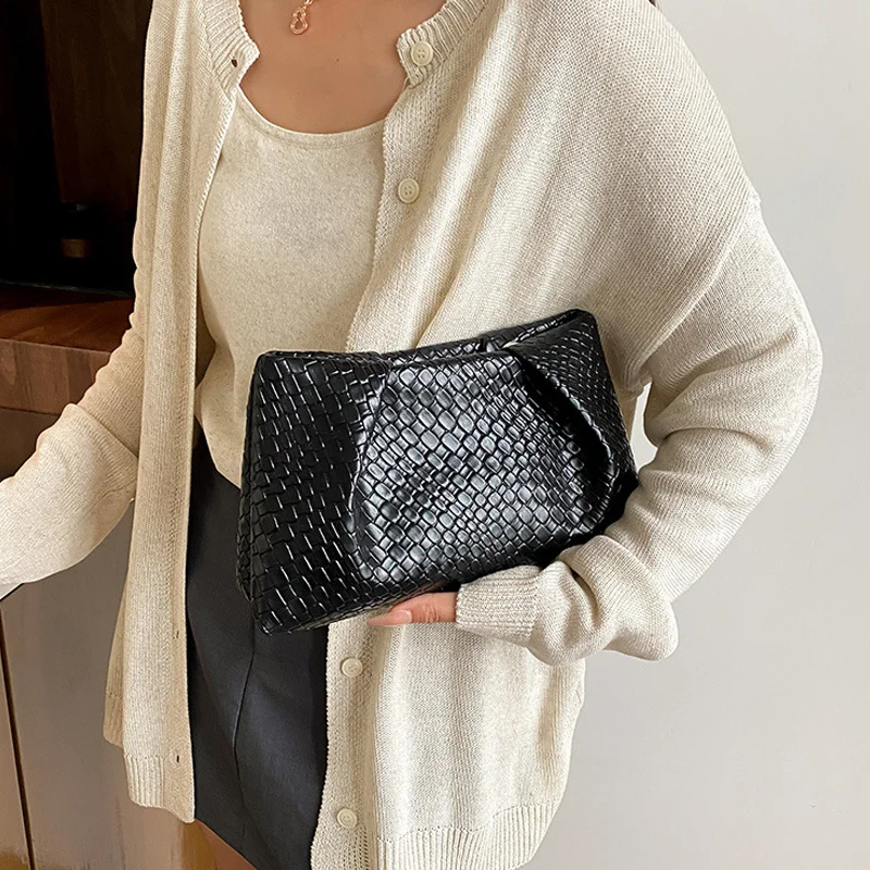 High End Retro Fashion Embossed Woven Handbag, Lightweight and Large Capacity, Suitable for Dates, Weddings, and Banquets
