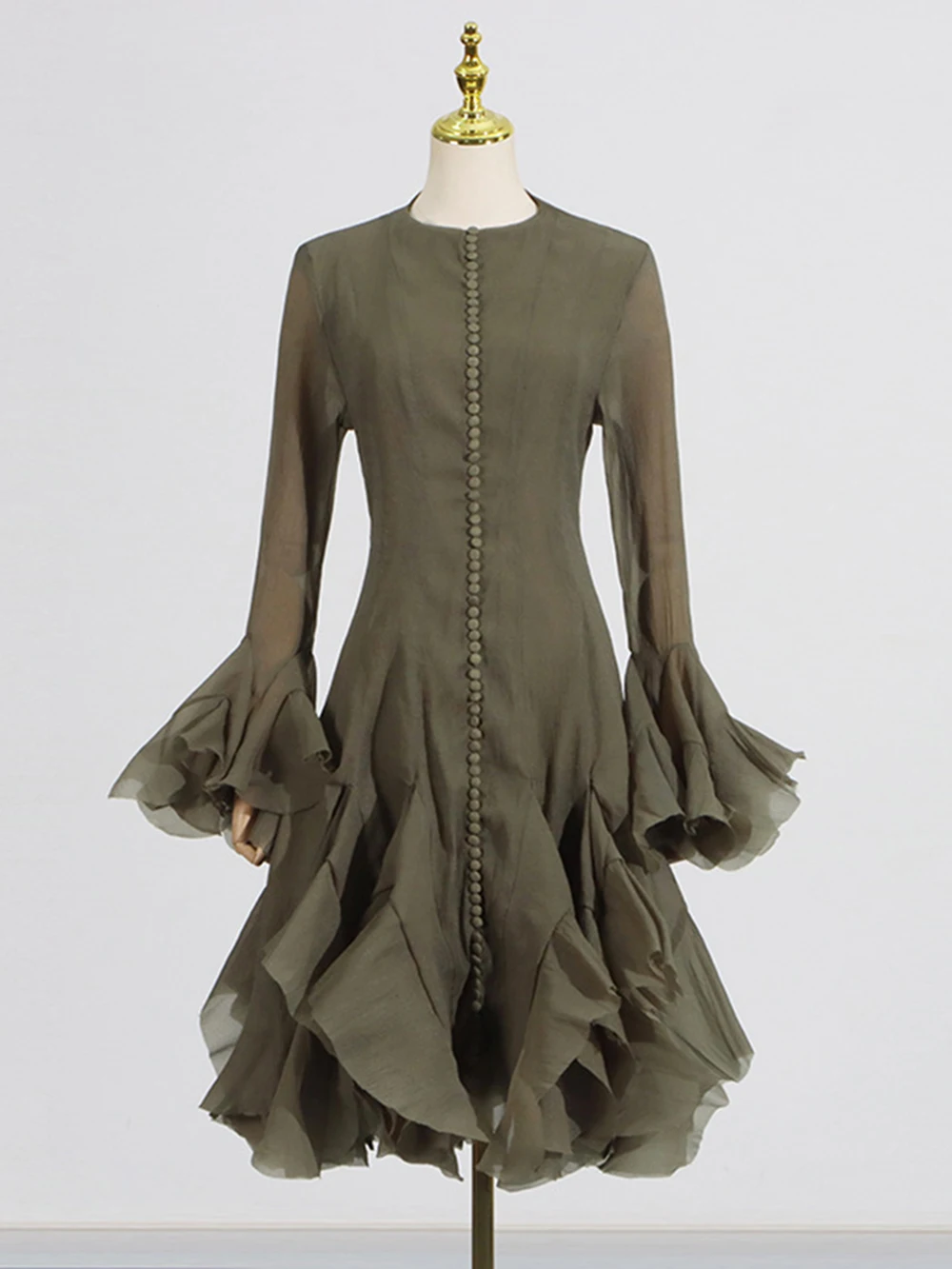 فستان ميدي نسائي بتصميم فريد