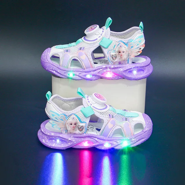 صنادل إلسا المضيئة للفتيات 2025 - أحذية شاطئ بمقدمة مغلقة مع أضواء LED، ملابس رياضية صيفية ولعب 2
