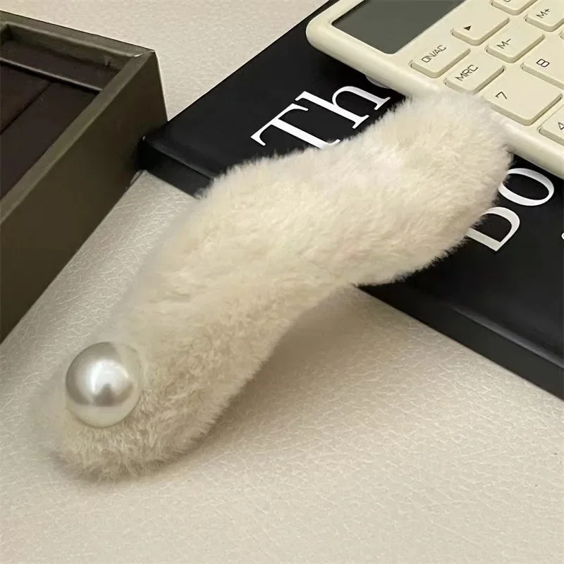 Pearl plush duckbill clip beige