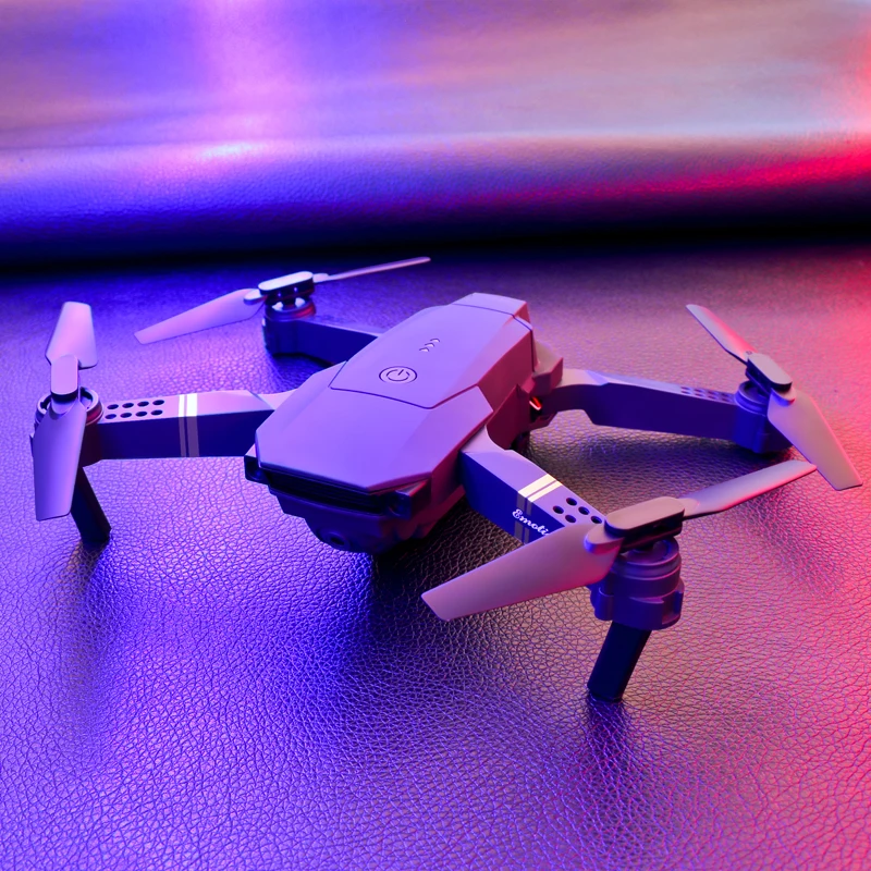 Vue rapprochée du drone E58/E88 montrant la caméra double orientable, design compact et léger