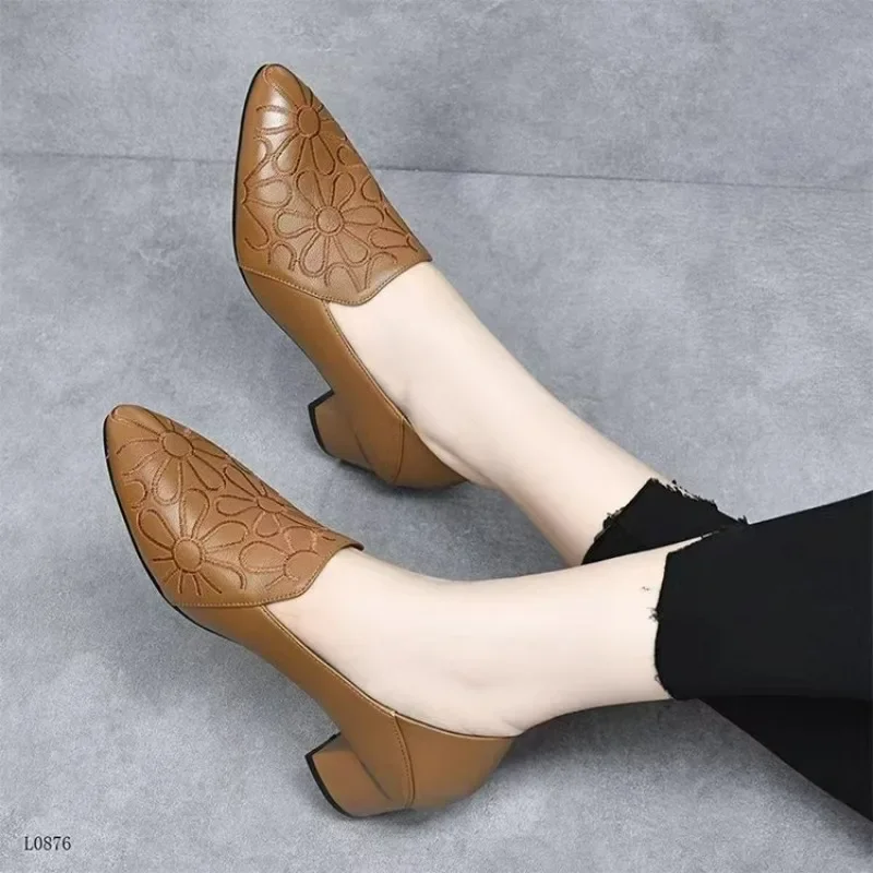 2025 New Spring Women's Pointed Point Medium Thick Heel Shallow Mouth Single Shoes Fashion Soft Leather Embroidered Work Shoes 3