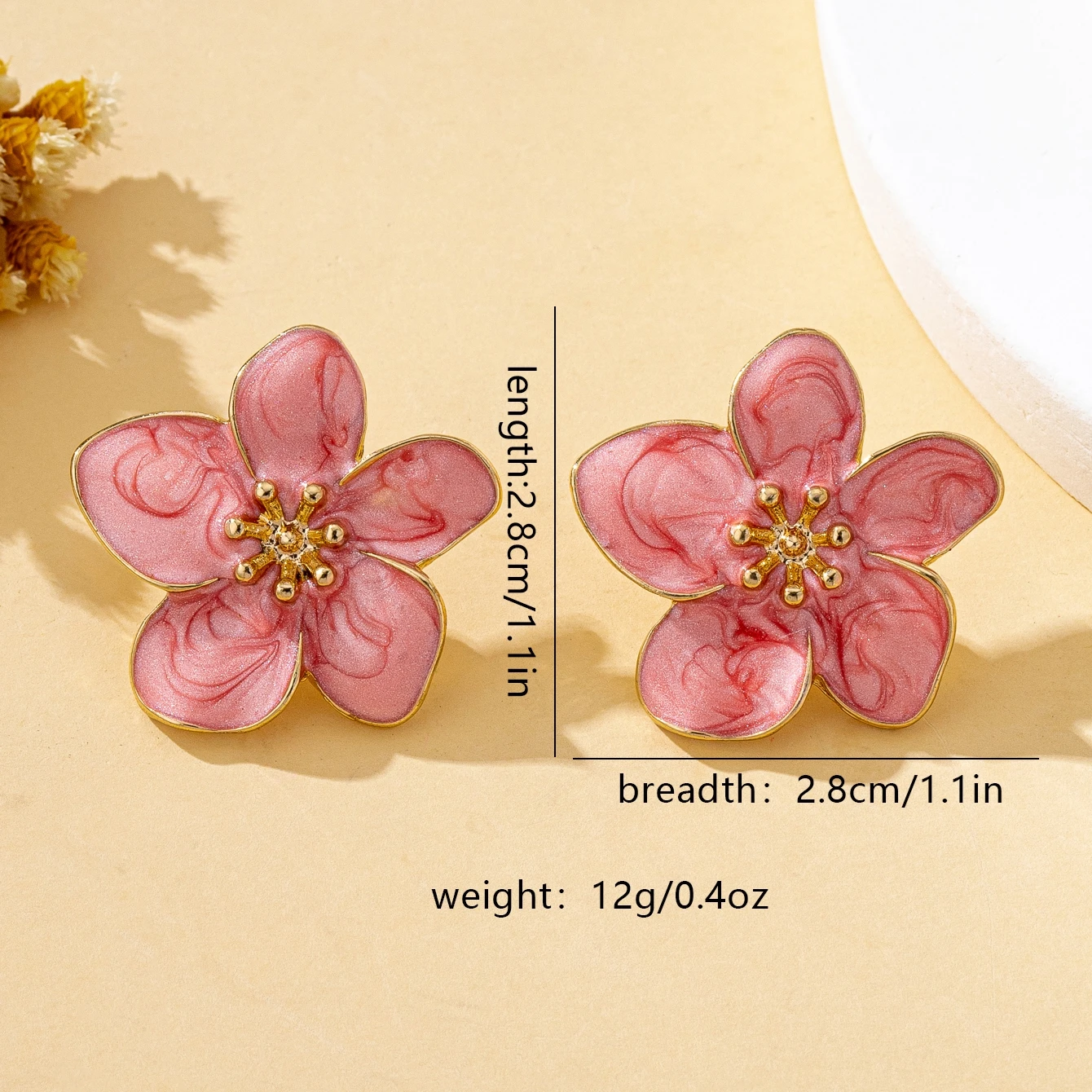 Ein Paar Damenohrringe mit dreidimensionalem Blumendesign und Emaille-Verarbeitung, geeignet für den Alltag und den Urlaub. – Detail 11