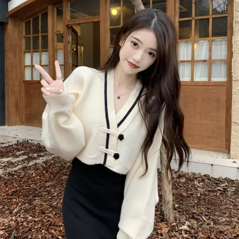 

2023 Short Chic New V-neck Sweater Women's Spring Design Sense Niche Loose Knit Jacket Top