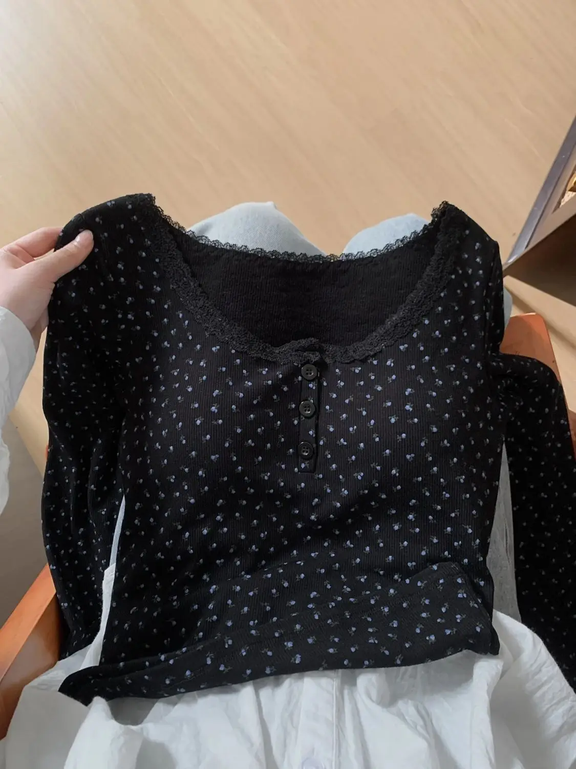 

Fashion Button Lace Long Sleeve Women's BM Fragmented Flower Thickening with Chest Pads Slim Fit Underwear Underlay Shirt