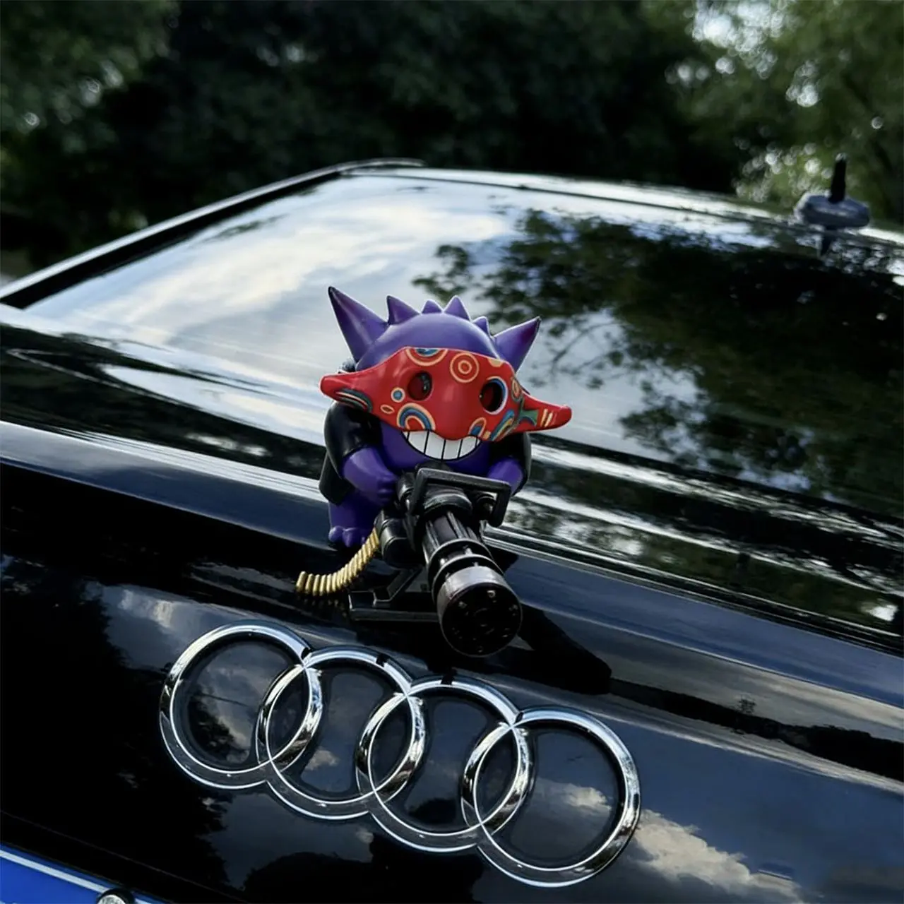 Ornamento per Auto Pokemon Gengar Minigun, Statuetta Anime Gengar Mascherato, Decorazione per Cruscotto e Console Centrale Auto, Regalo - immagine 3