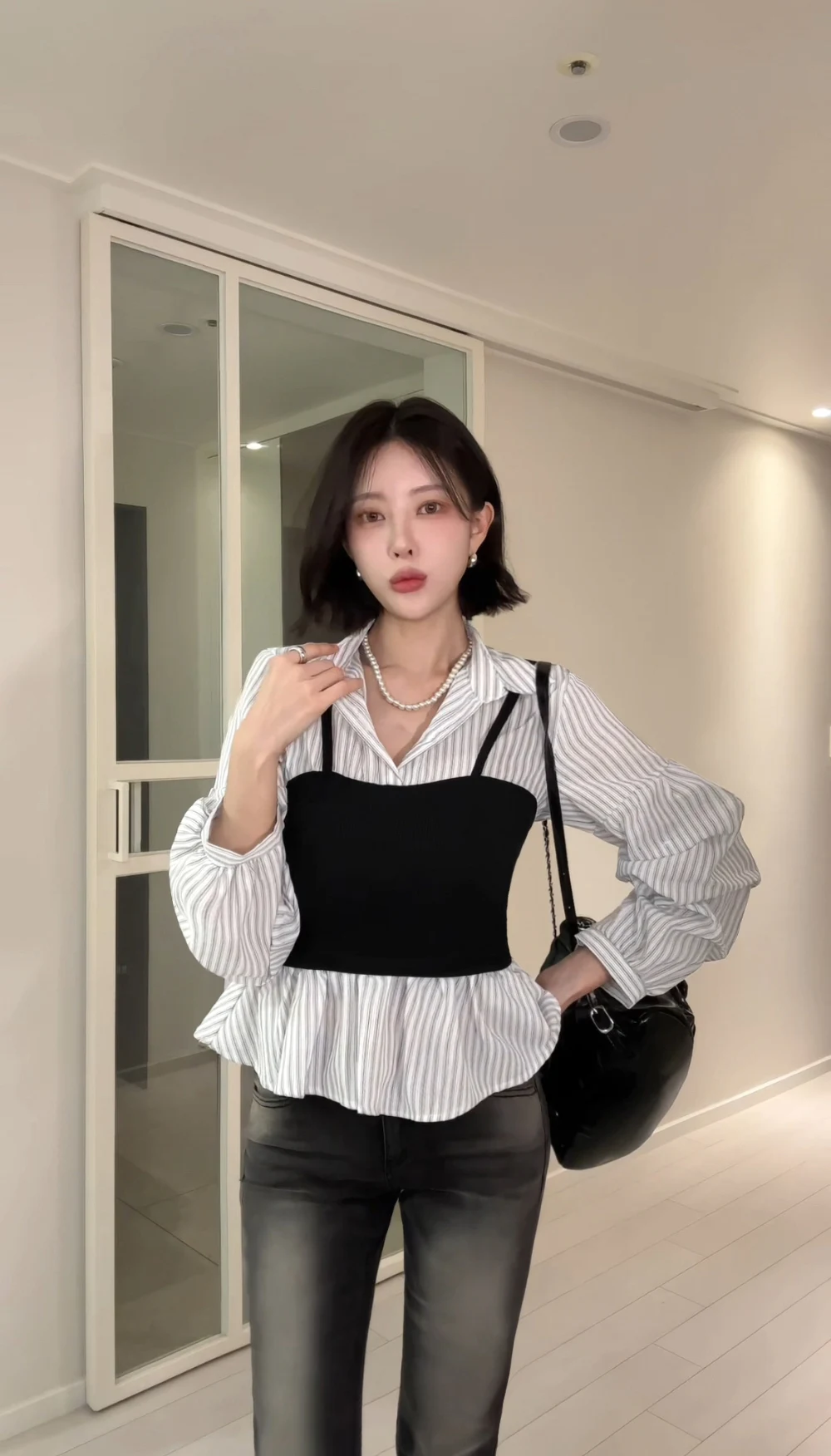 قميص نسائي جديد لربيع 2026 بتصميم مخطط يحدد الخصر وقصة ضيقة مع تصميم كم منفوش وهمي من قطعتين