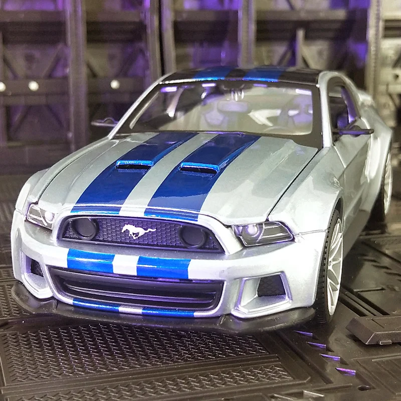 

Модель спортивного автомобиля Ford Mustang Street Racer в масштабе 1:24, модель спортивного автомобиля, металлические украшения, игрушка из литого под давлением, коллекционные предметы для подарка