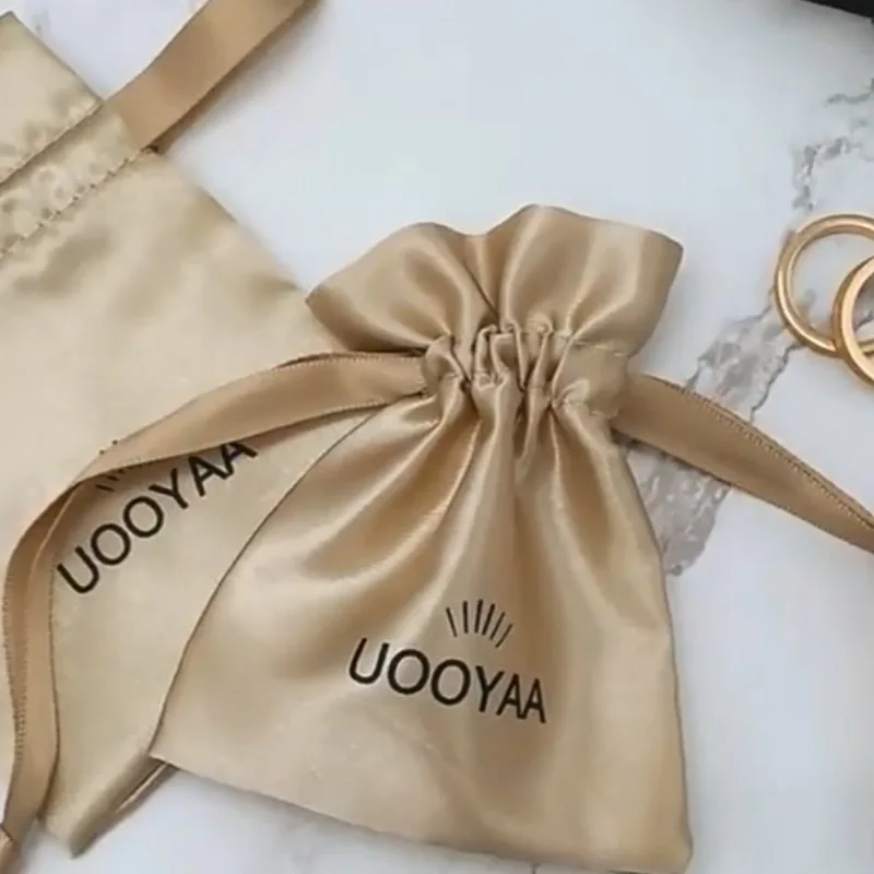 Altgoldene Geschenktüten aus Seidensatin, 7 x 9 cm, 9 x 12 cm, 13 x 17 cm, Ohrring, Ringe, Ohrstecker, Halskette, Armreif, Schmuck, Logo-Beutel – Detail 1