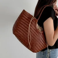 Sac fourre-tout tissé à la main de marque, grand panier à légumes en cuir véritable français avec poche intérieure tissée, fourre-tout à bandoulière sous les bras 4