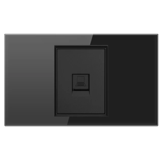 컴퓨터나 TV 등을 사용하는 경우 필수템으로 꼽히는 벽 소켓