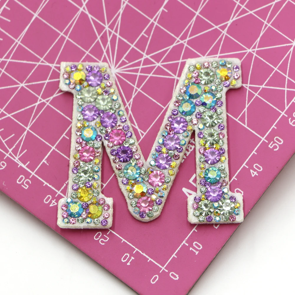 Neue 1 Stück A-Z Aufbügelbare Bunte Strass-Buchstaben-Patches für Kleidung Stickerei-Applikationen Kleidungsetiketten DIY-Zubehör – Detail 13
