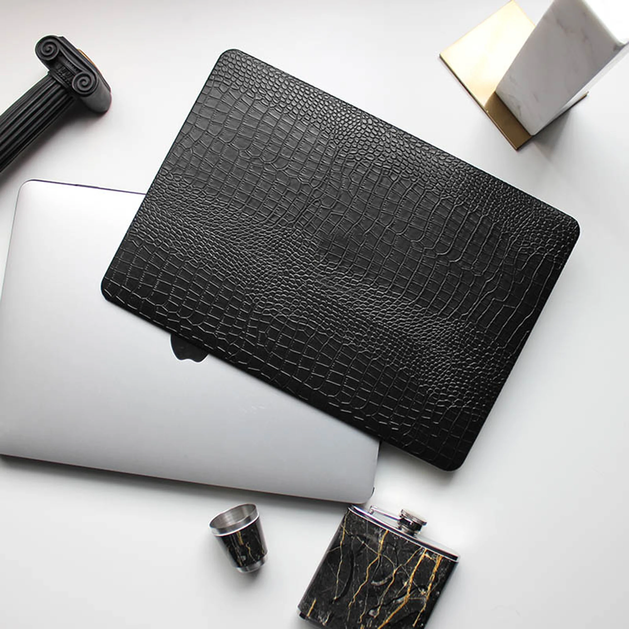 Capa de Macbook de Crocodilo Preto Case do Portátil Abstrato para Macbook ar 13 Macbook Pro 13 16 14 15 com o Logotipo de Corte - Imagem 4