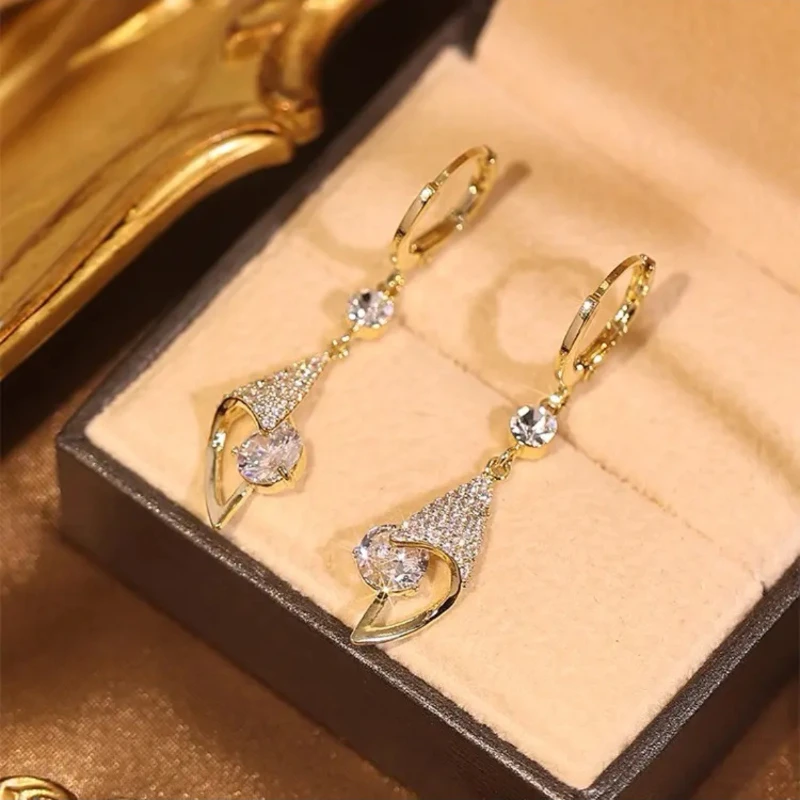 1 Pair New Trendy Niche Design With Three-dimensional Geometric Earrings Elegant Diamond Inlaid Hollow Earrings Women's Earrings