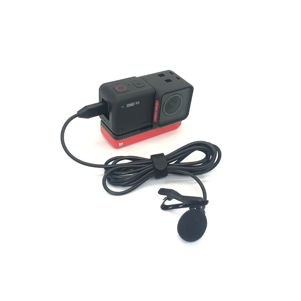 Microphone lavalier externe Type C pour Insta360 ONE RS posé sur une table, avec la bonnette anti-vent détachée.