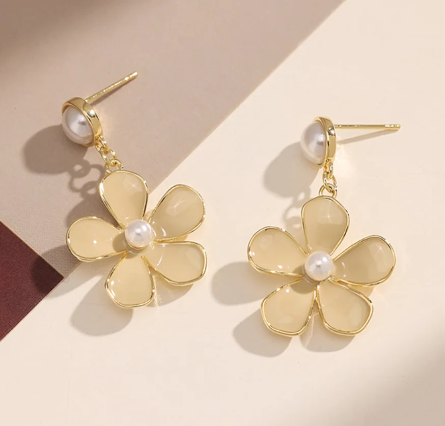 2022 new Simple copper gold plated pearl flowers S925 silver needle Earrings for women Fashion Jewelry