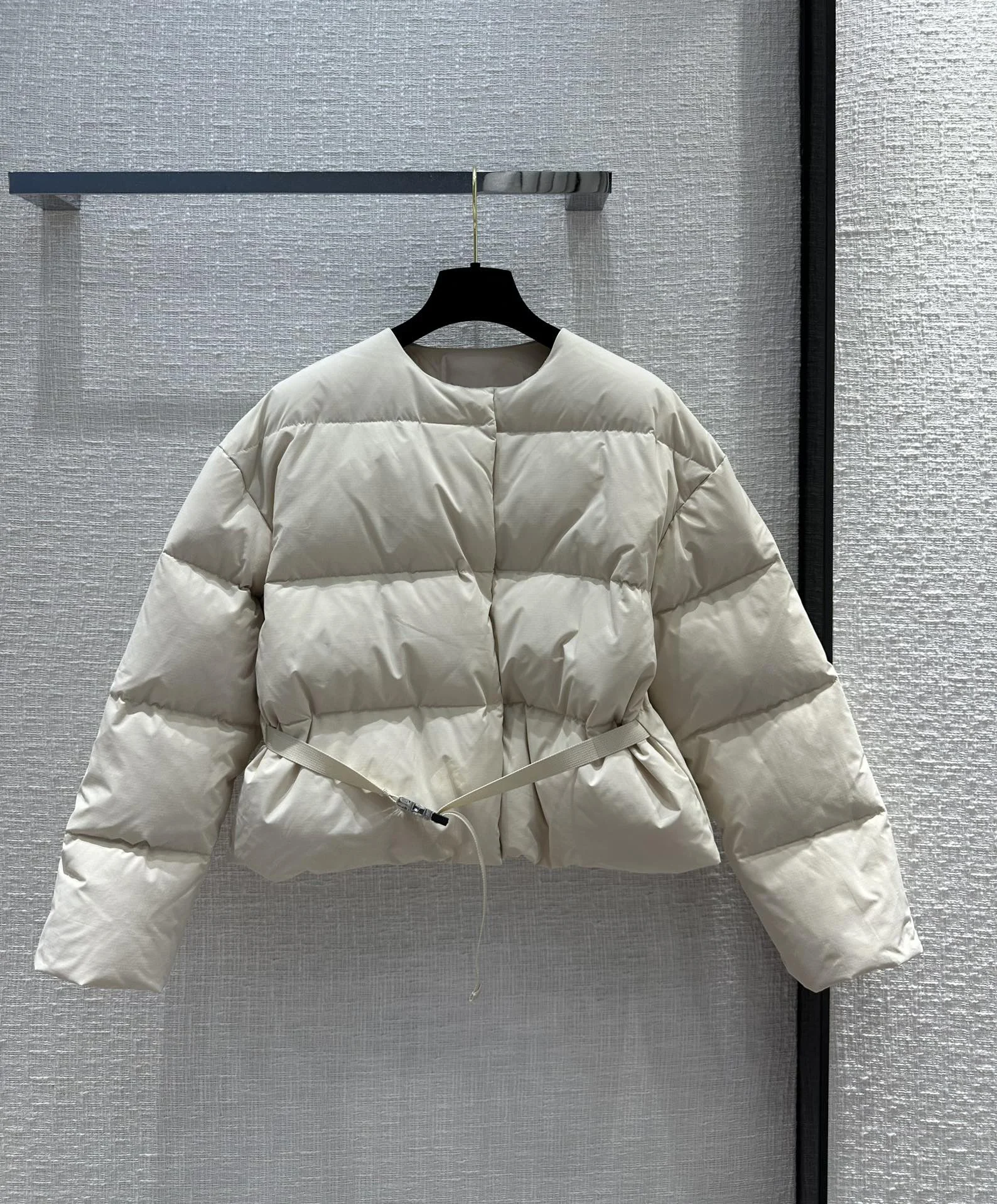 

Autumn and winter new bread short down coat, small short version with integrated belt to enhance style8.20