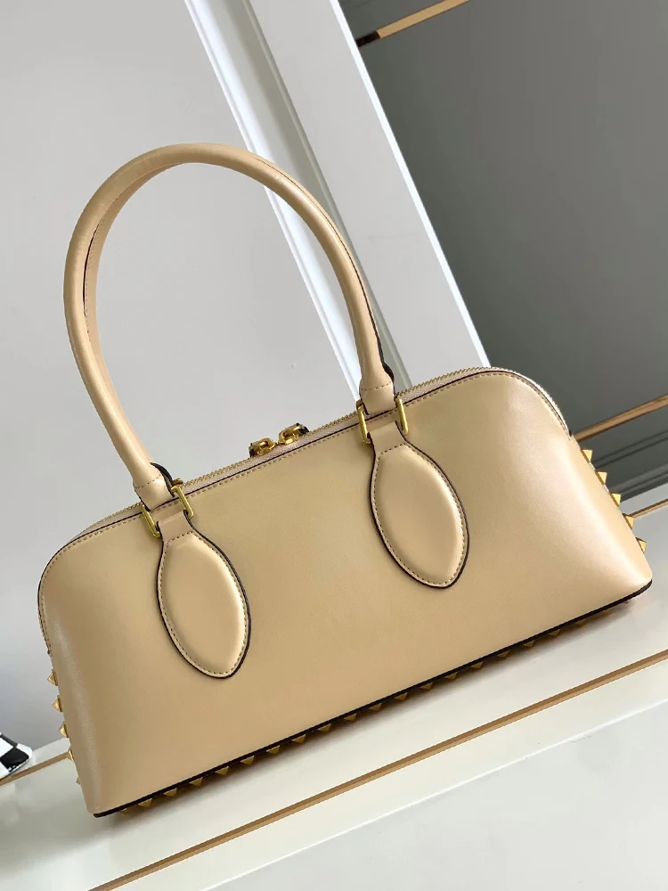 

Catwalk vintage leather riveted chain handbag Women's new Boston bag Fashion luxury multi-functional large capacity underarm bag