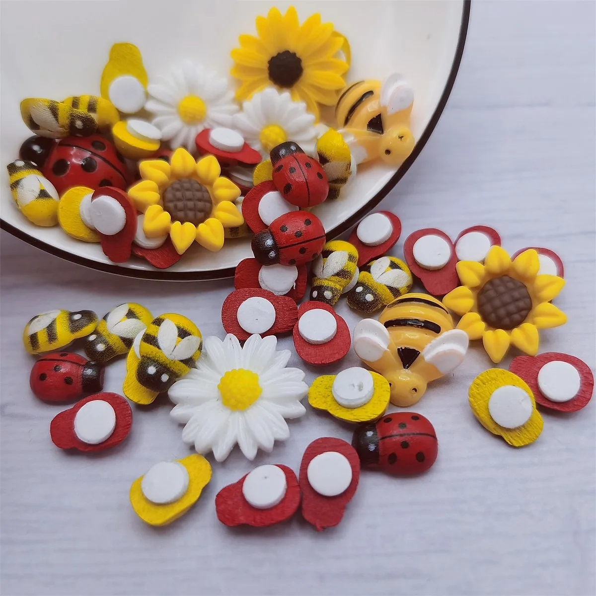 Self-Adhesive Resin Wood Mixed Bees Ladybugs Daisy Sunflower Flatback Stickers Embellishments 50pcs For DIY Scrapbooking