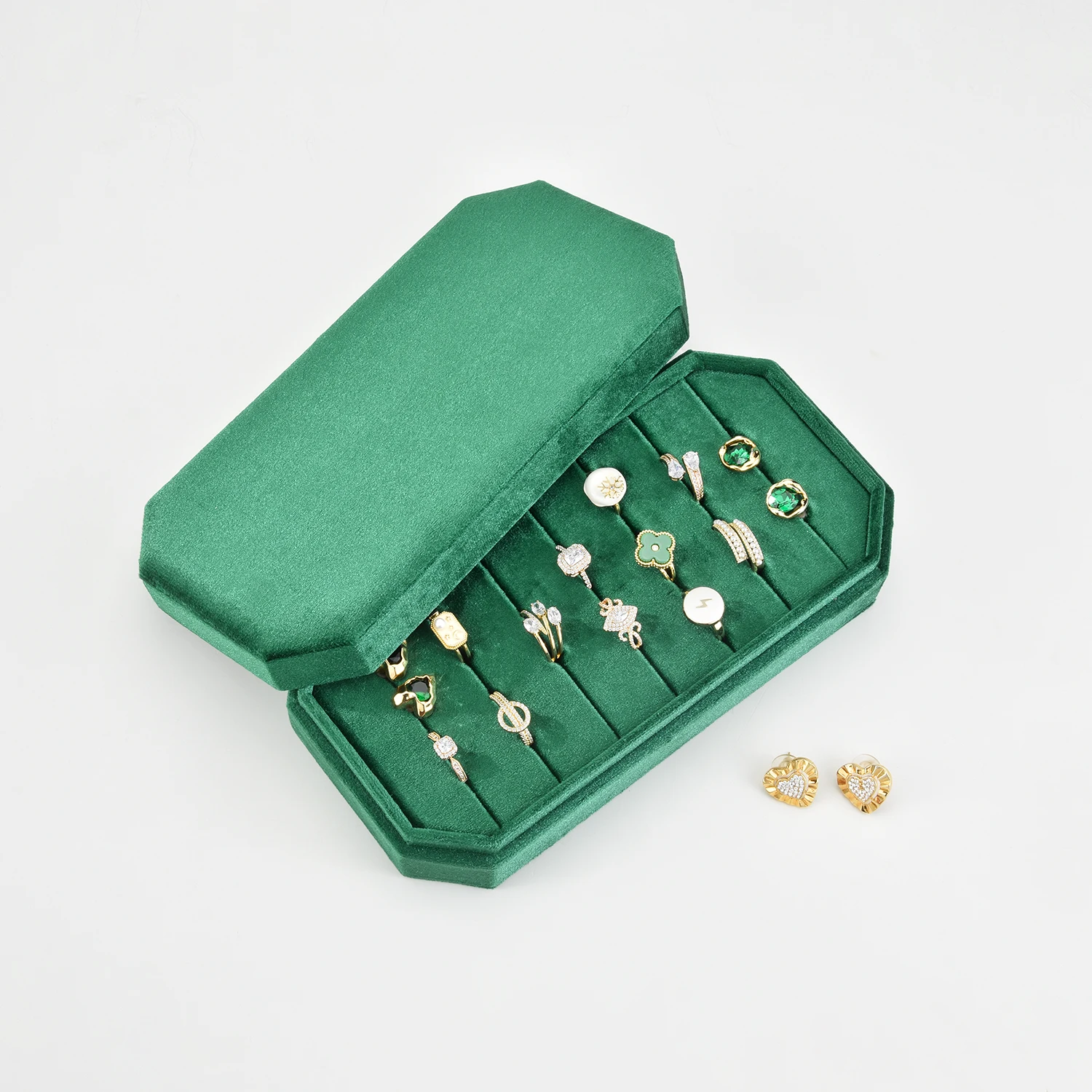 Рисунок 4 - Бархатный держатель для колец с крышкой